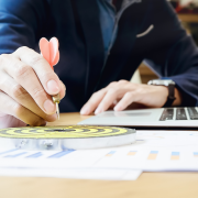 Rodrigo Balassiano destaca que o gestor é essencial para balancear riscos e retornos na alocação de ativos em fundos de crédito.