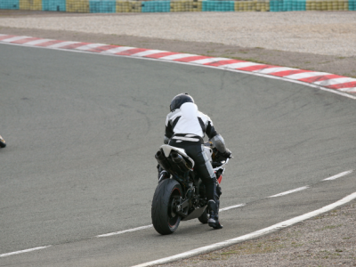Teciomar Abila destaca os principais riscos das corridas de alta velocidade e as medidas para garantir segurança.