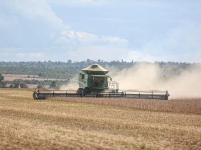 Colheitadeira trabalha em uma extensa plantação de soja no Brasil.